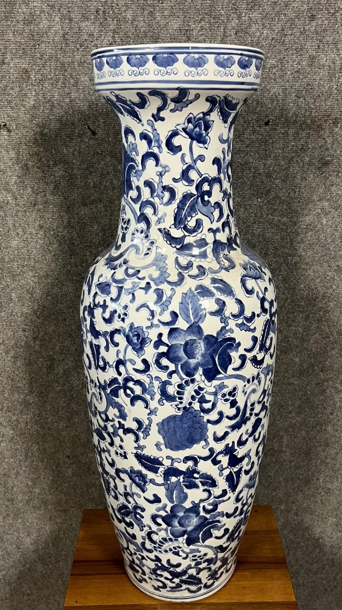 Monumental Vase En Porcelaine De Chine Bleu Et Blanc à Décor De Fleurs /  H95 Cm-photo-1