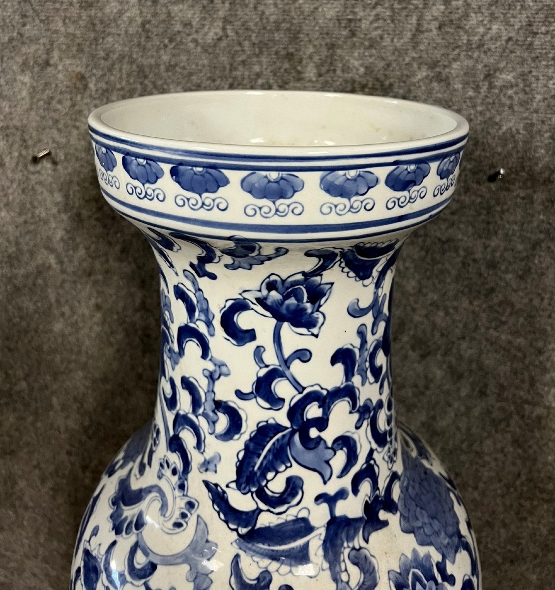 Monumental Vase En Porcelaine De Chine Bleu Et Blanc à Décor De Fleurs /  H95 Cm-photo-2
