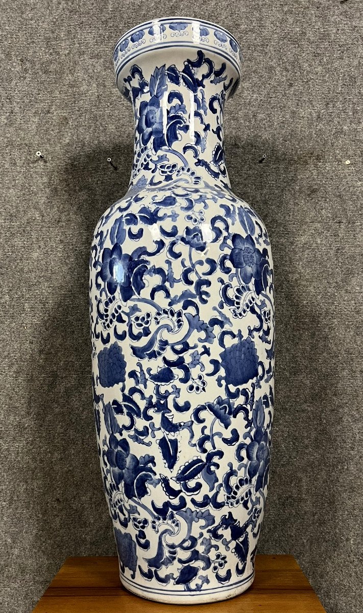 Monumental Vase En Porcelaine De Chine Bleu Et Blanc à Décor De Fleurs /  H95 Cm-photo-3