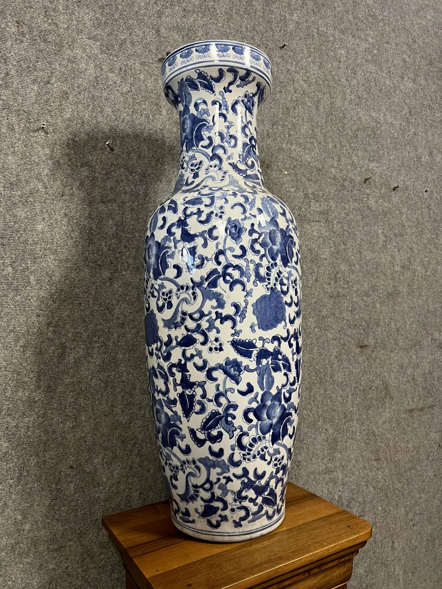 Monumental Vase En Porcelaine De Chine Bleu Et Blanc à Décor De Fleurs /  H95 Cm