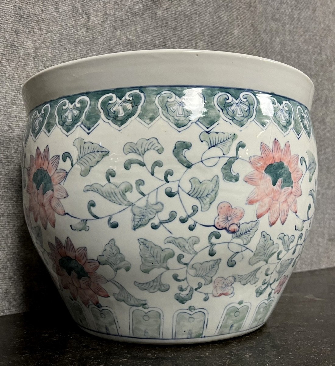 Chine Fin XIXeme : Cache Pot Ou Aquarium En Porcelaine Aux Lotus  Blanc, Bleu, Rose  -photo-1