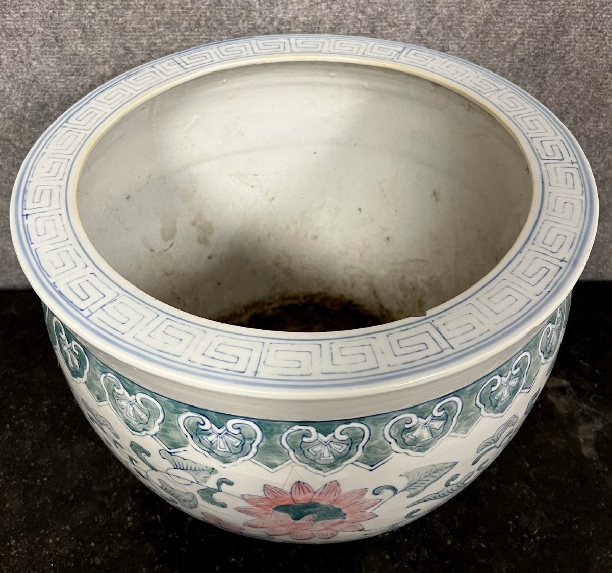 Chine Fin XIXeme : Cache Pot Ou Aquarium En Porcelaine Aux Lotus  Blanc, Bleu, Rose  -photo-2