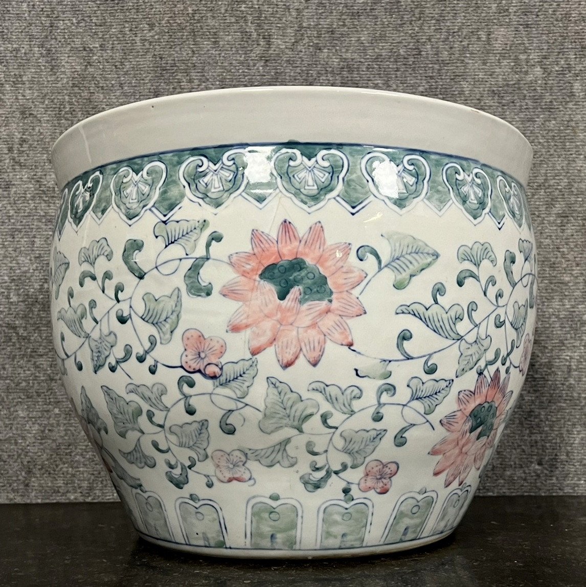 Chine Fin XIXeme : Cache Pot Ou Aquarium En Porcelaine Aux Lotus  Blanc, Bleu, Rose  
