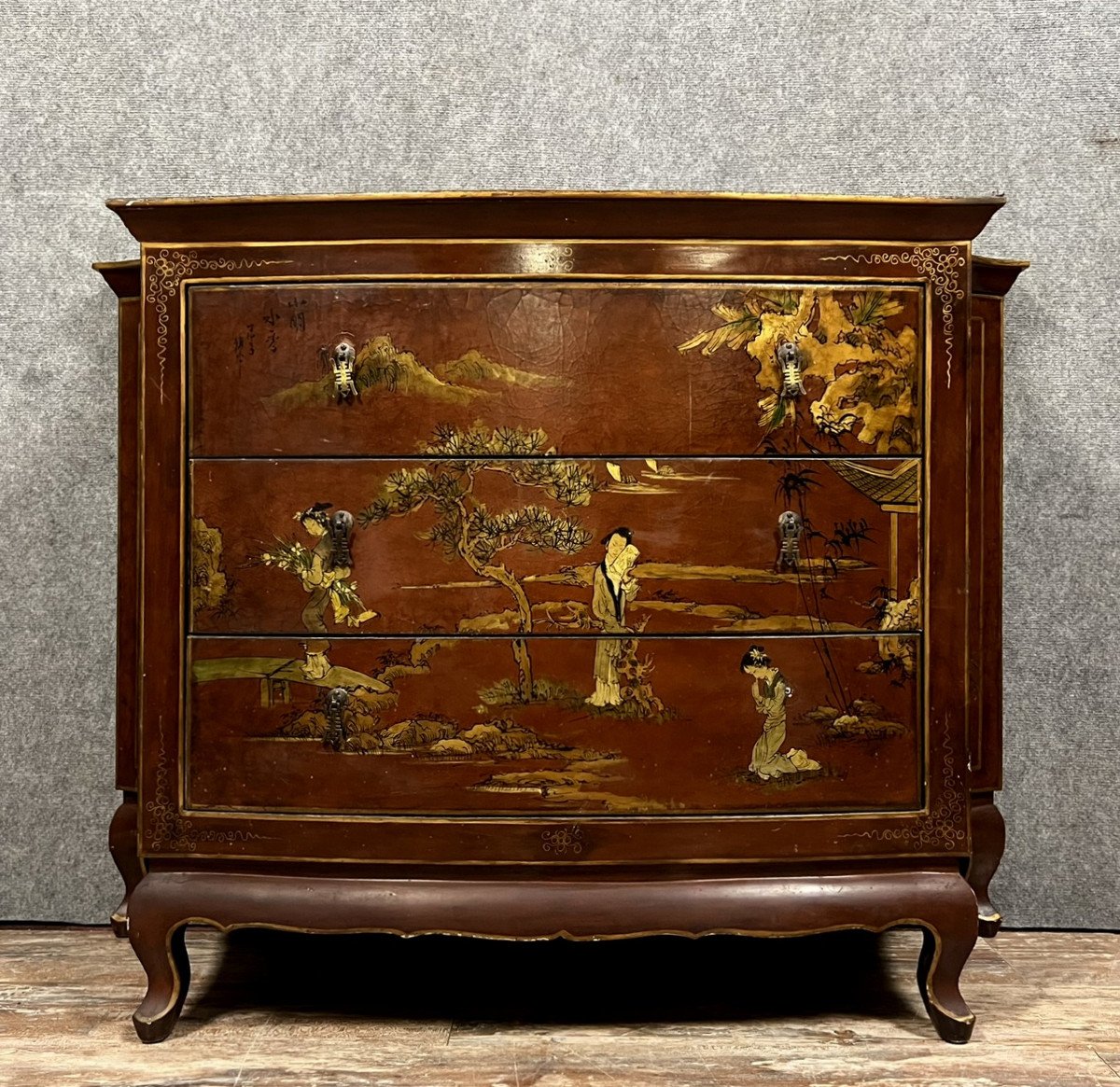 China 20th Century: Vintage Curved Chest Of Drawers In Lacquered Wood  