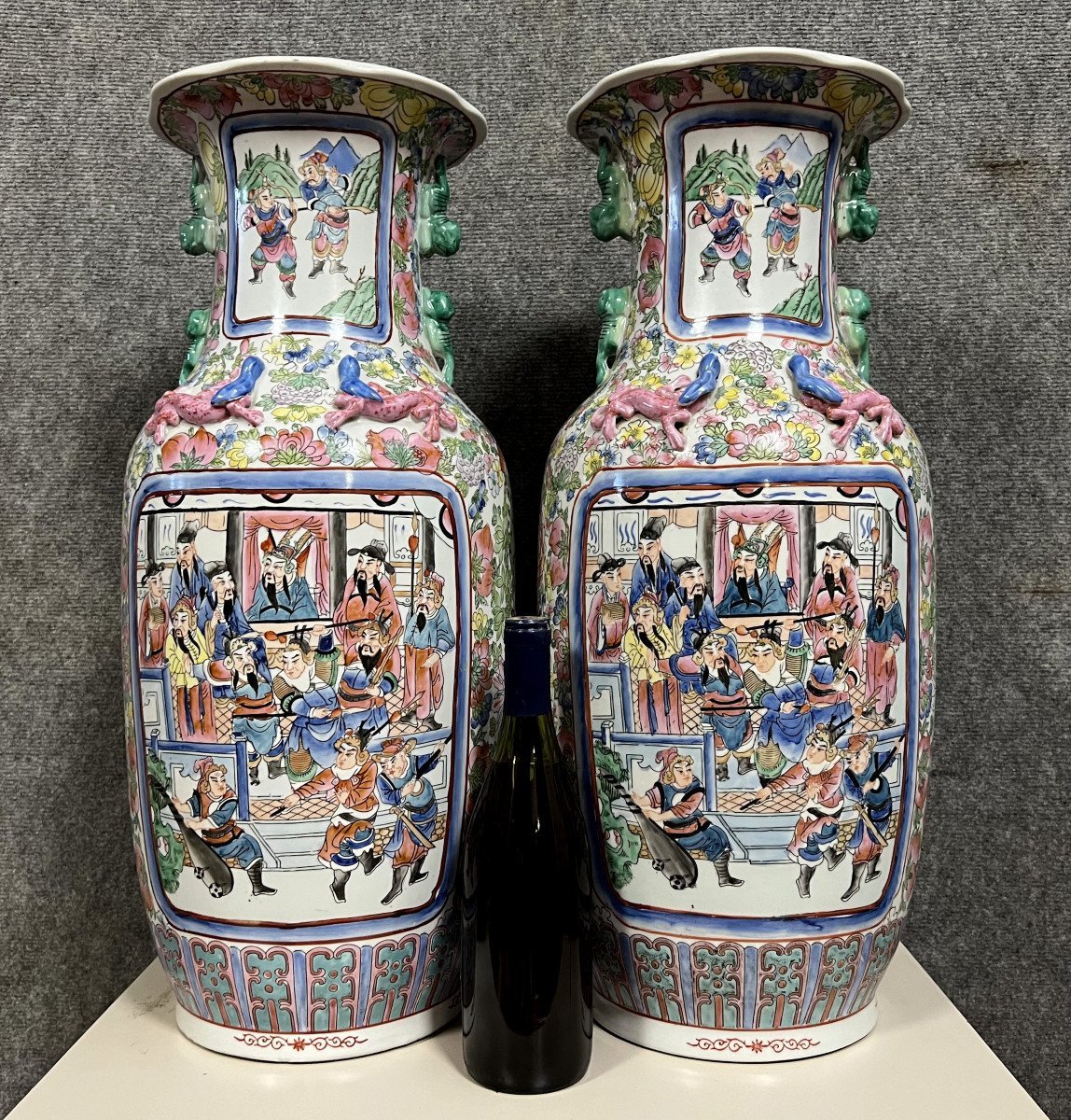 Chine, Canton : Paire De Grands Vases En Porcelaine Et émaux De La Famille Rose / h 63cm-photo-1