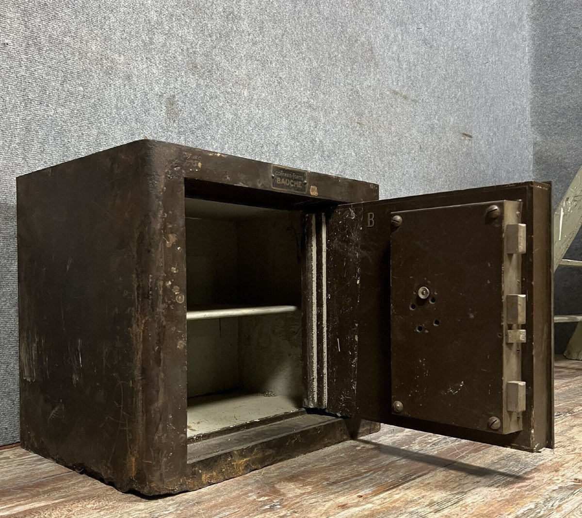 Old Bauche Armored Safe -photo-2