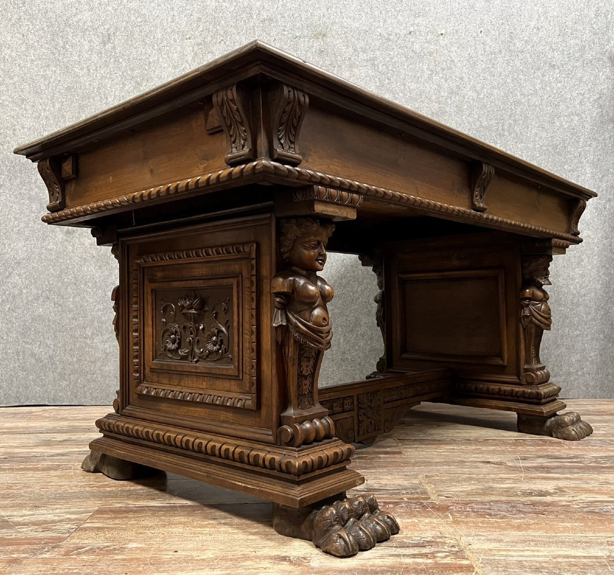 Table Bureau Aux Cariatides Style Renaissance En Noyer 