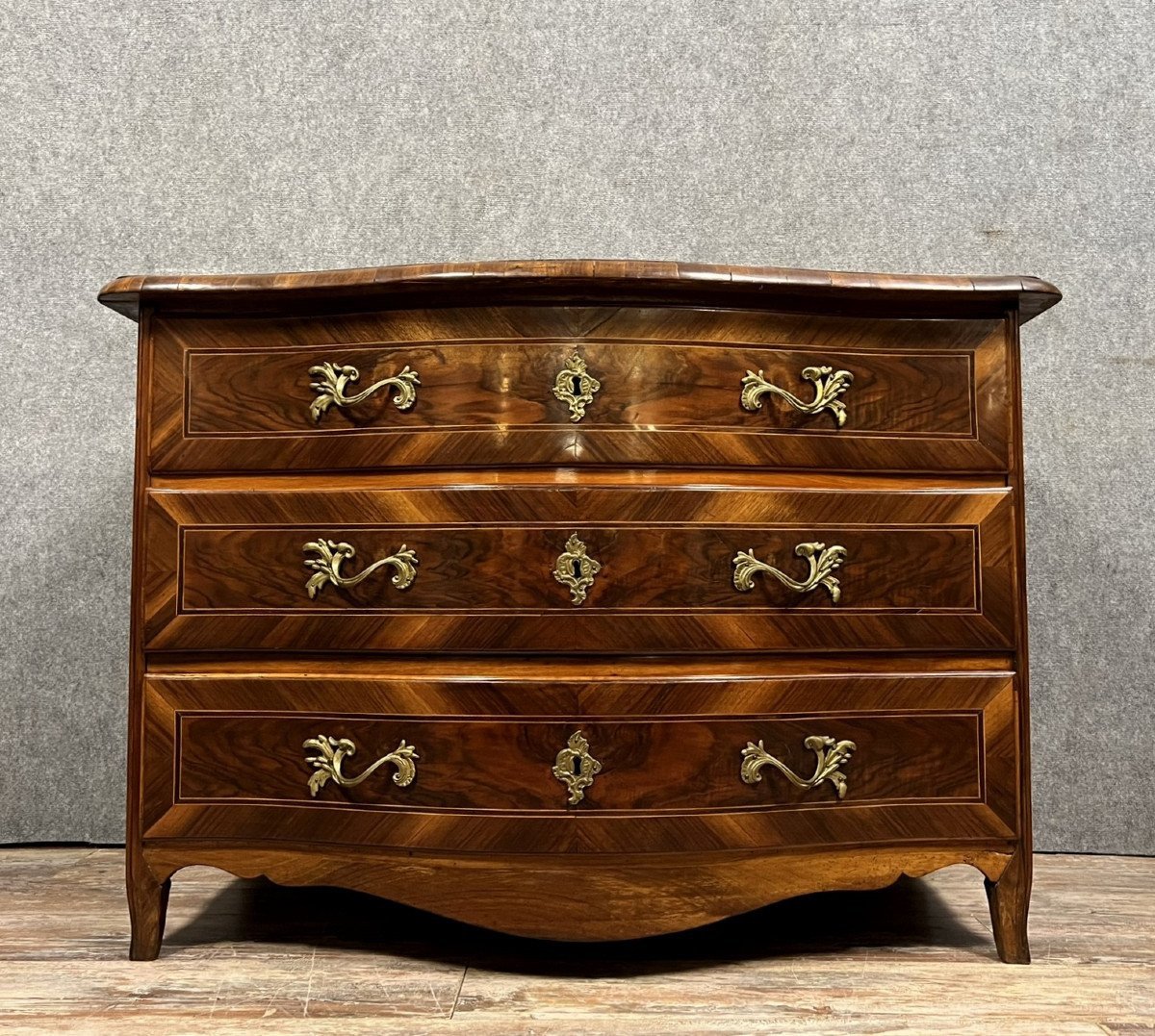 Commode Galbée époque Louis XV En Marqueterie 