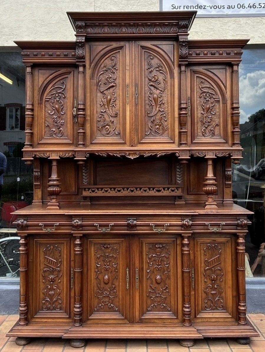 Très Important Buffet A Huit Portes Style Renaissance En Noyer Massif 