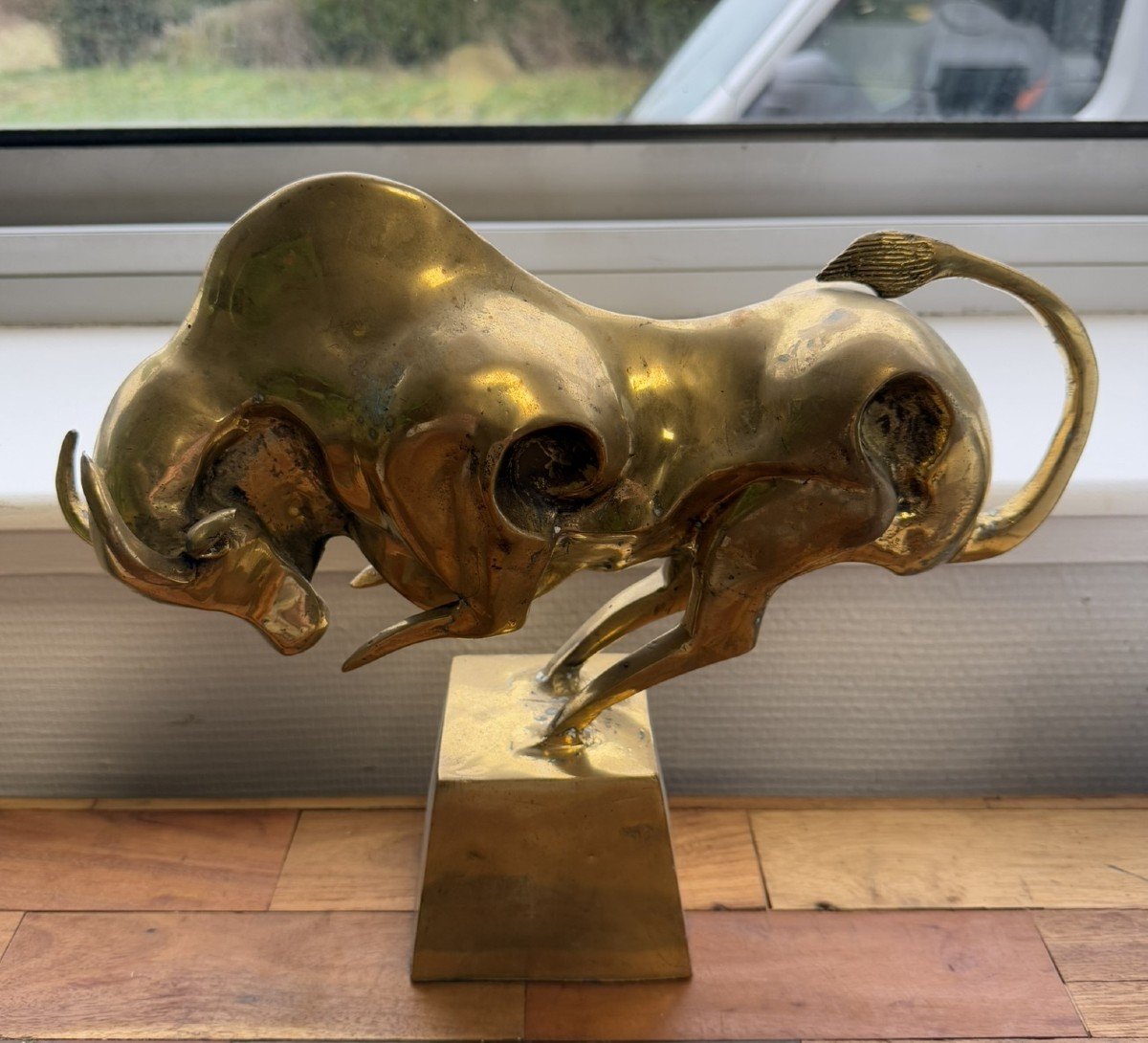 d'Après Dali: Sculpture En Bronze Doré Figurant Un Taureau Abstrait-photo-3