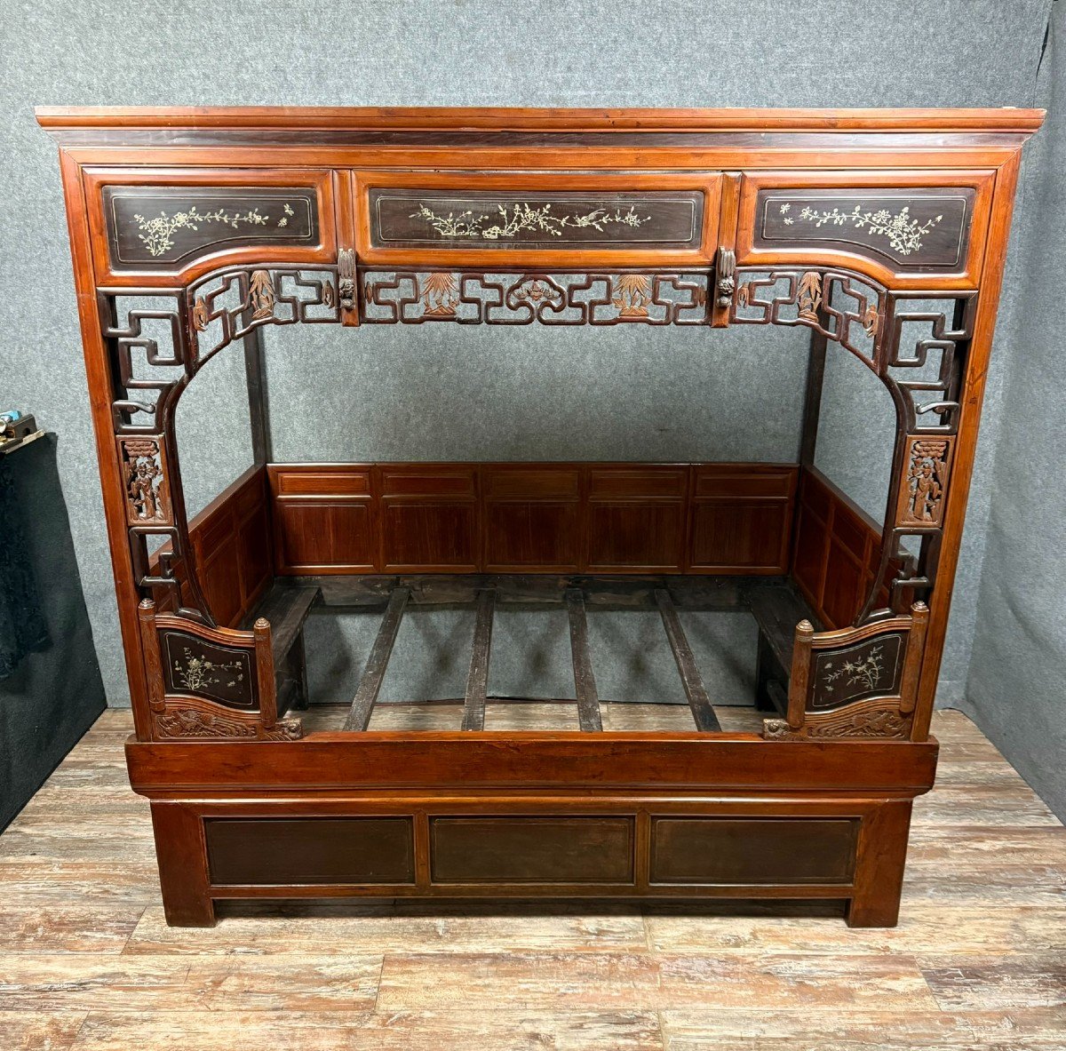 Asie XIXème : Lit De Mariage Chinois à Baldaquin Avec Des Panneaux En Laque Noire-photo-1