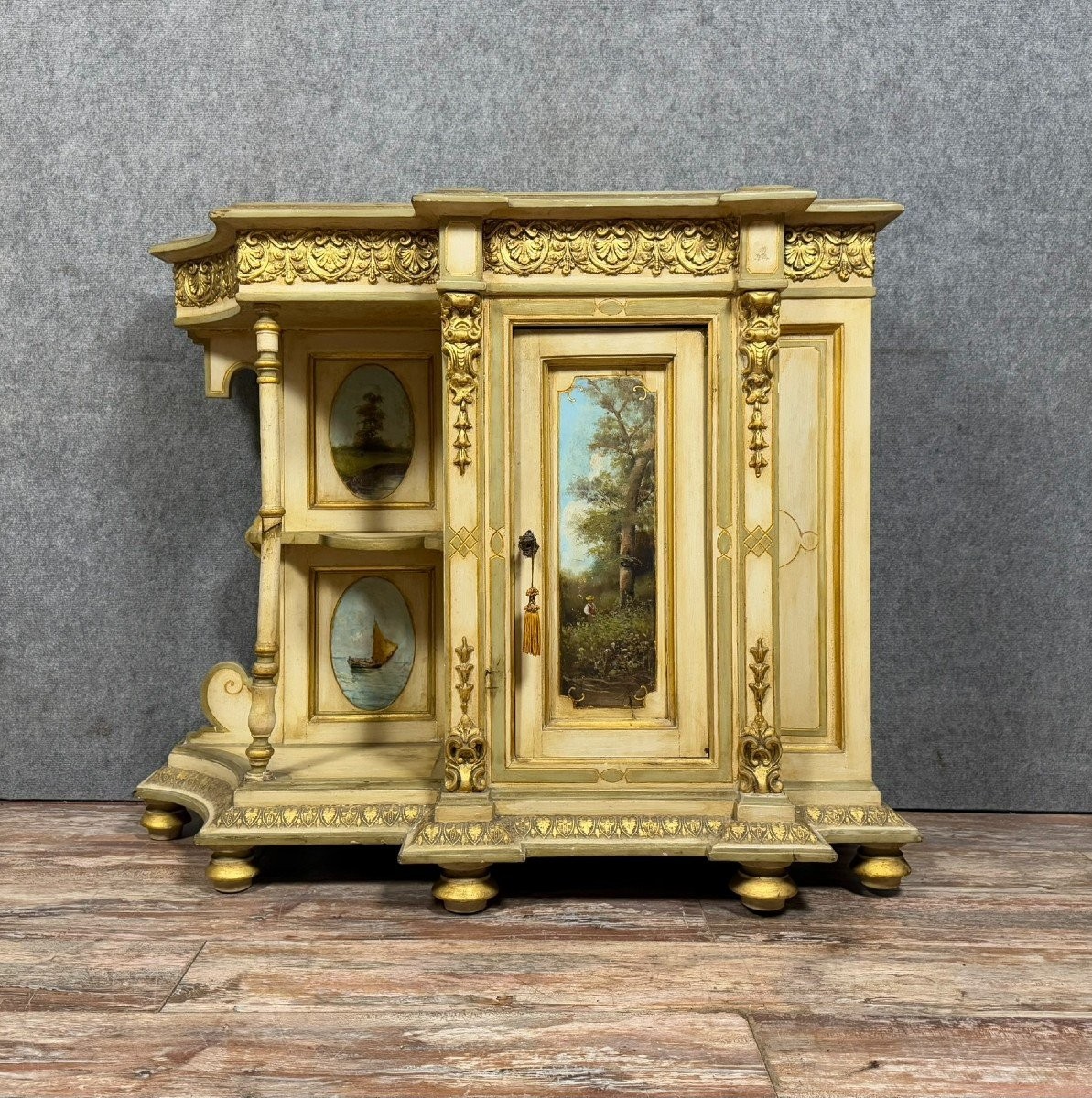 Rare Meuble Vénitien De Forme Particuliére En Bois Laqué 