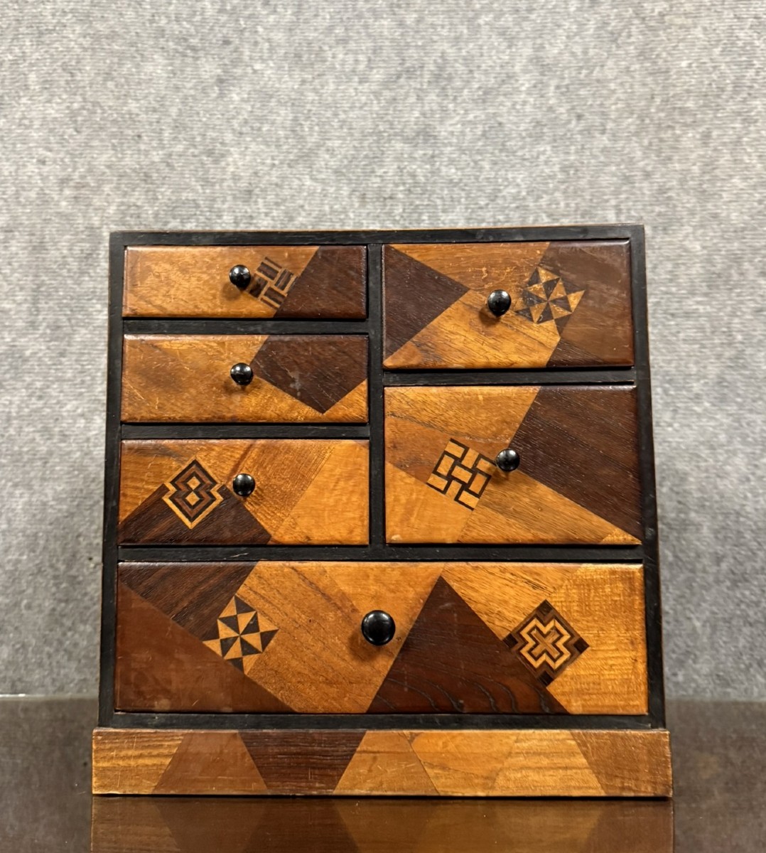 Japon XIXeme : Cabinet En Marquéterie Toutes Faces 