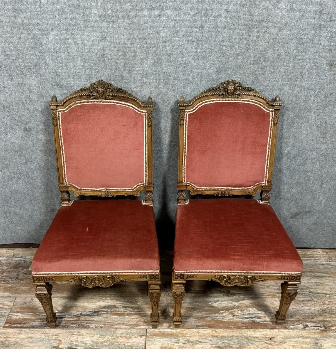 Importante Paire De Chaises De Style Renaissance En Bois Sculpté 