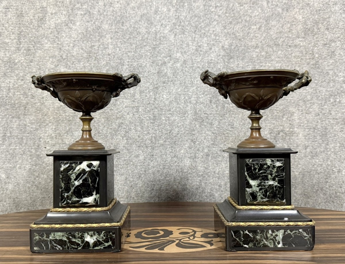Paire De Coupes En Bronze Sur Terrasse En Marbre 