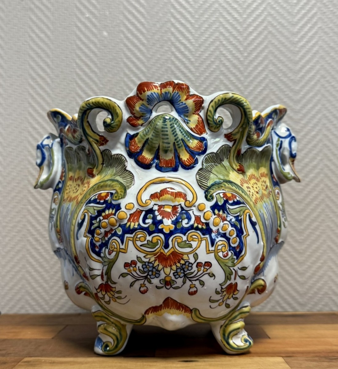 Rouen : Important Cache Pot En Faience