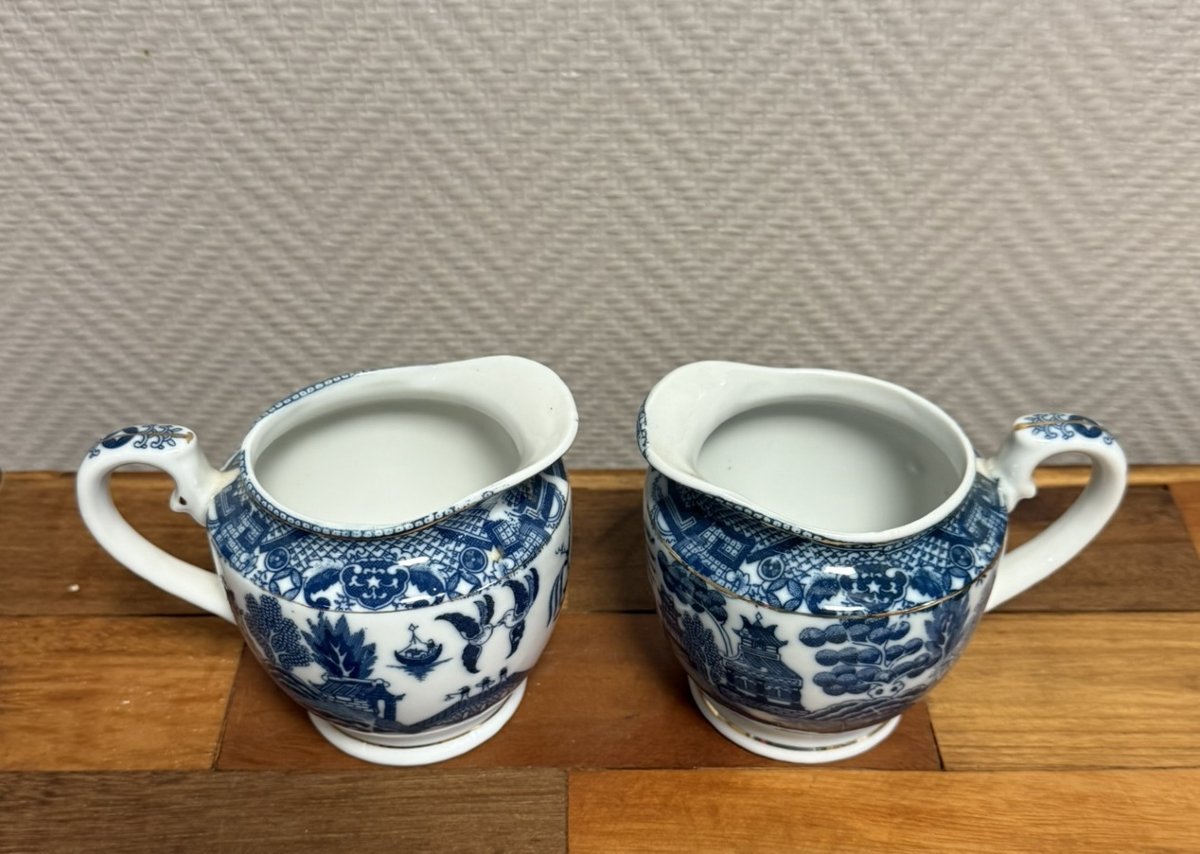 Paire De Verseuses Anglaises En Porcelaine A Décors Asiatique -photo-1