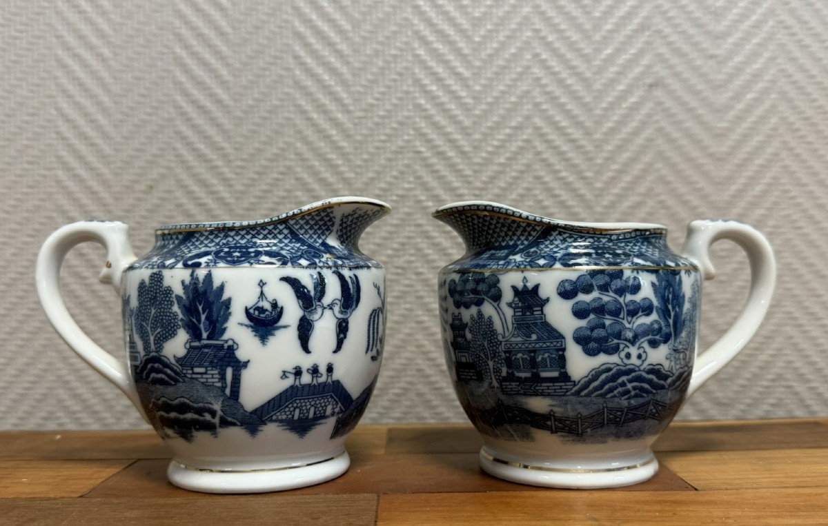 Paire De Verseuses Anglaises En Porcelaine A Décors Asiatique 