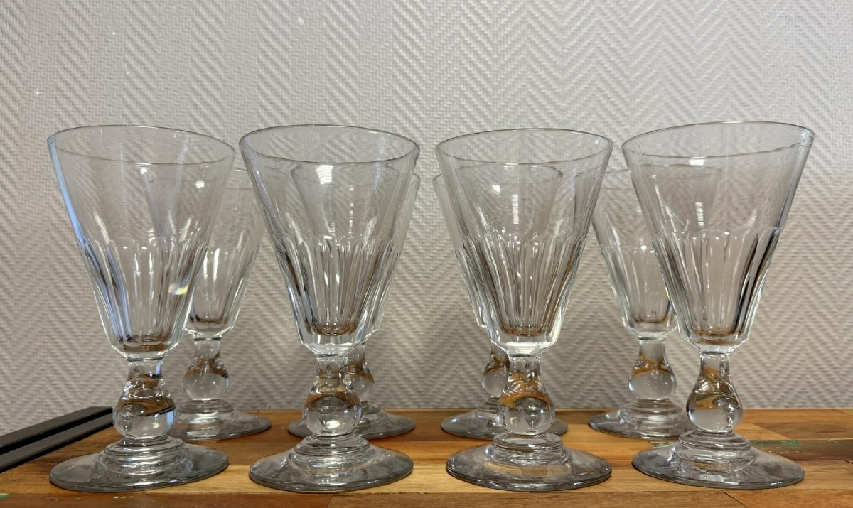 Suite De Huit Importants Verres En Cristal Taillé à Facettes 