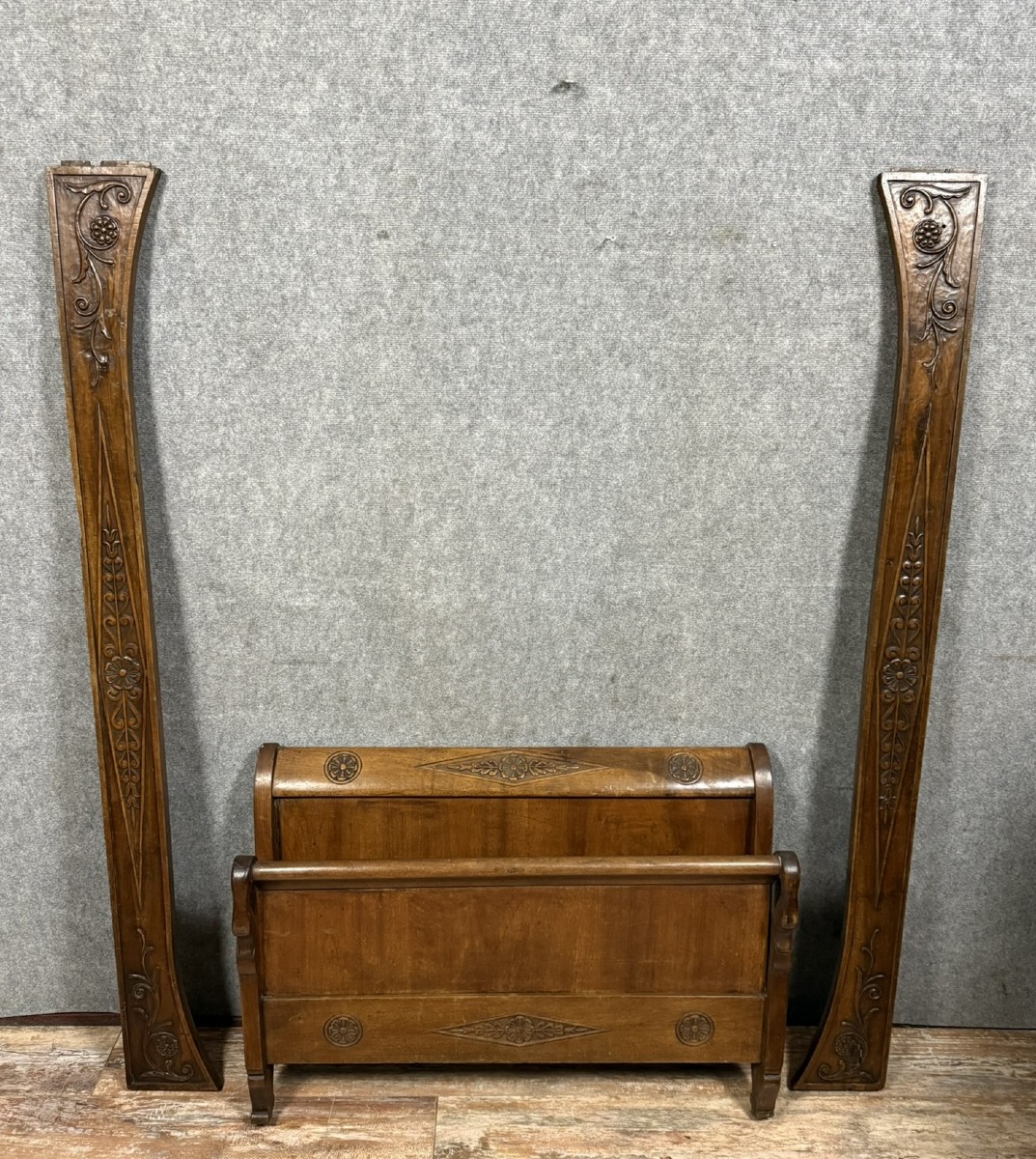 Consulate-directoire Period Center Daybed In Molded And Carved Walnut 