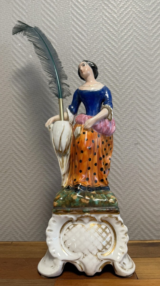 Grand Sujet Porte Plume En Porcelaine De Paris Polychrome