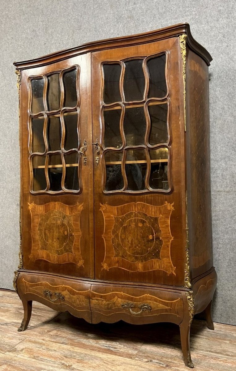 Bibliothèque Galbée De Style Louis XV En Marqueterie 