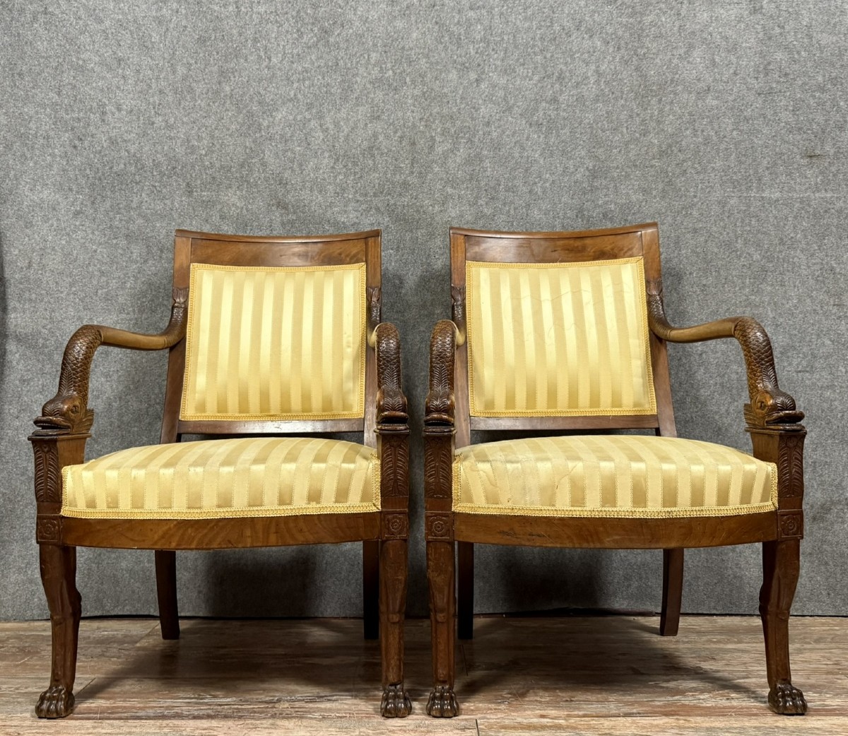 Paire de fauteuils aux Dauphins époque Empire en acajou 