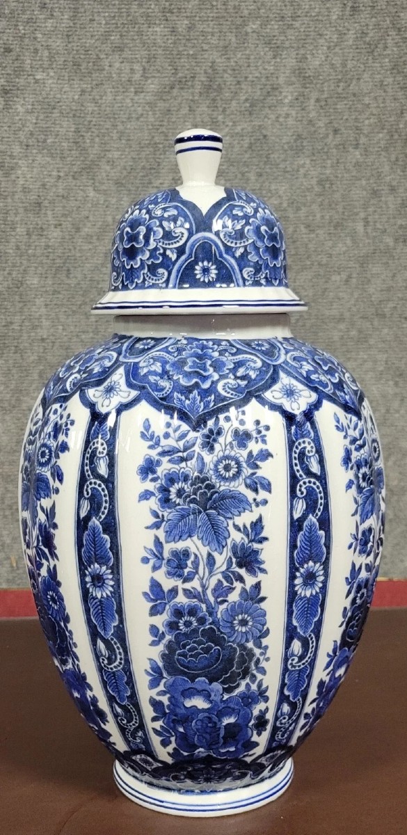 Asie XXeme :  très grand vase couvert en porcelaine  décors de fleurs
