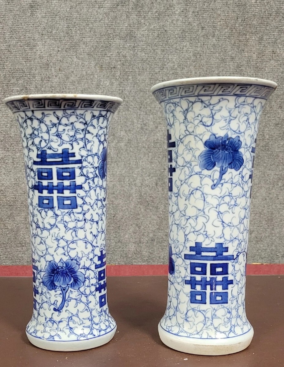Asie XXeme : deux vases rouleaux a cols évasés en porcelaine