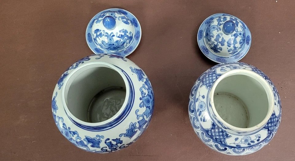 Asia 20th Century: Two Large Covered Porcelain Vases (i)-photo-3