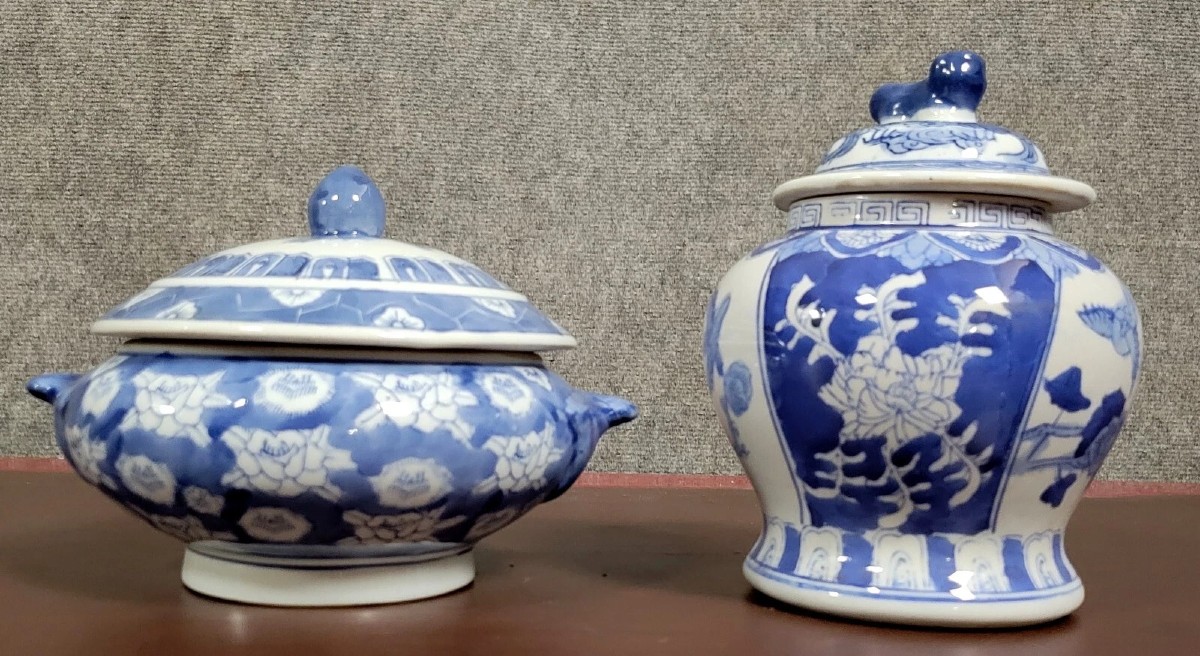 Asie XXeme : une soupiére et un pot couvert en porcelaine