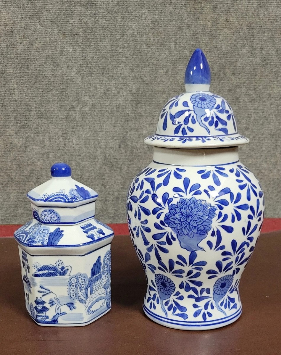 Asie XXeme : une grande potiche couverte et un pot couvert en porcelaine