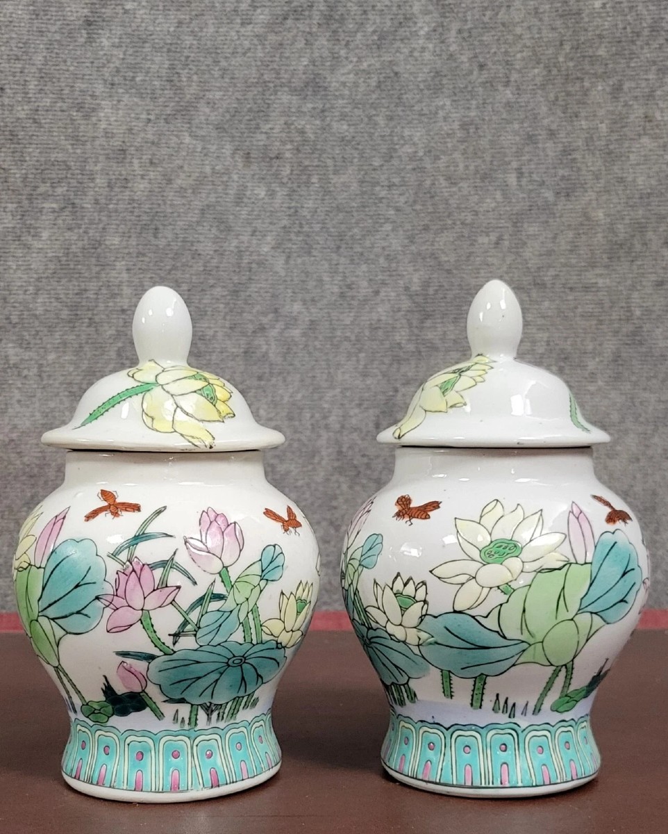 Asie XXeme : deux grandes potiches couvertes en porcelaine