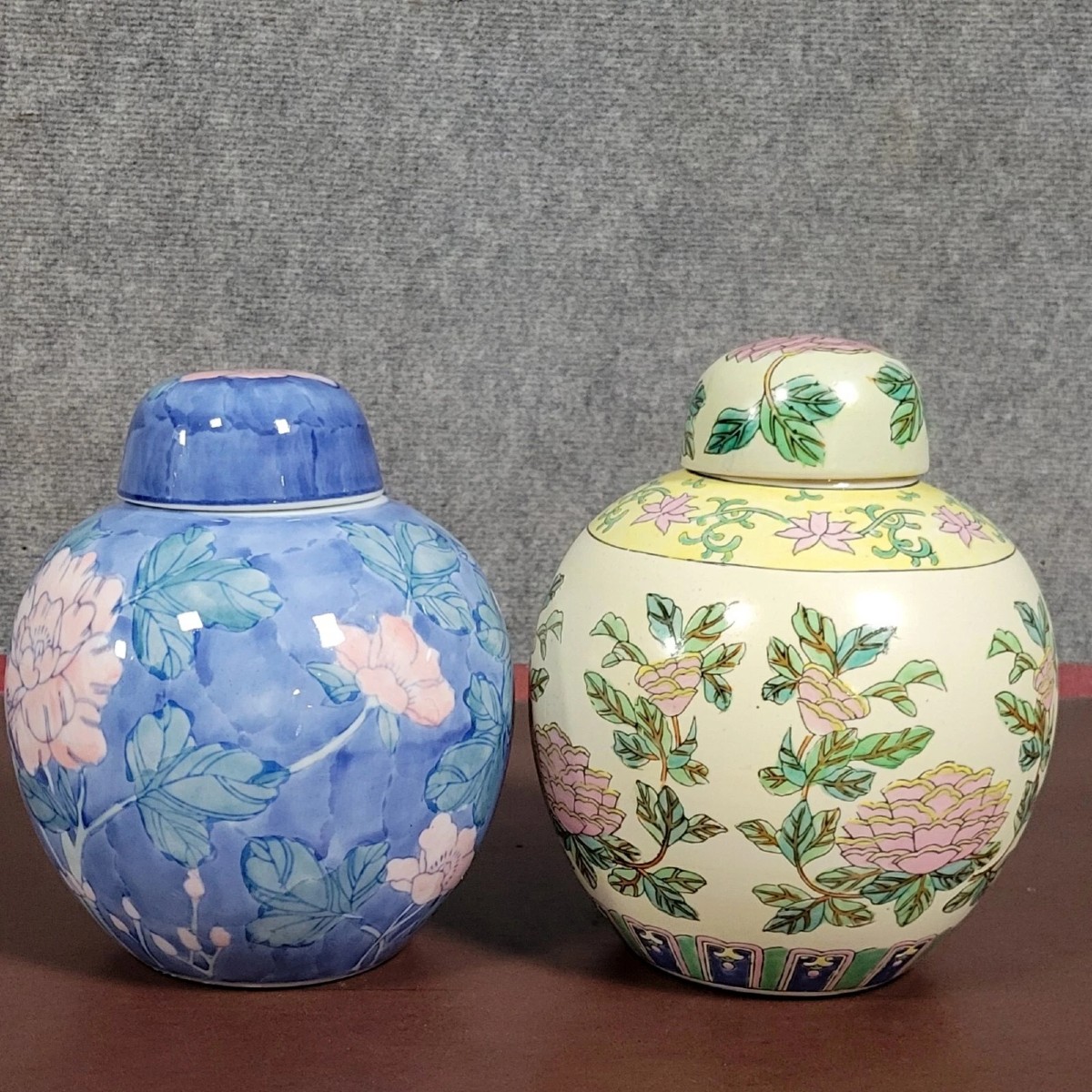 Asie XXeme : deux pots a gingembre en porcelaine (m)