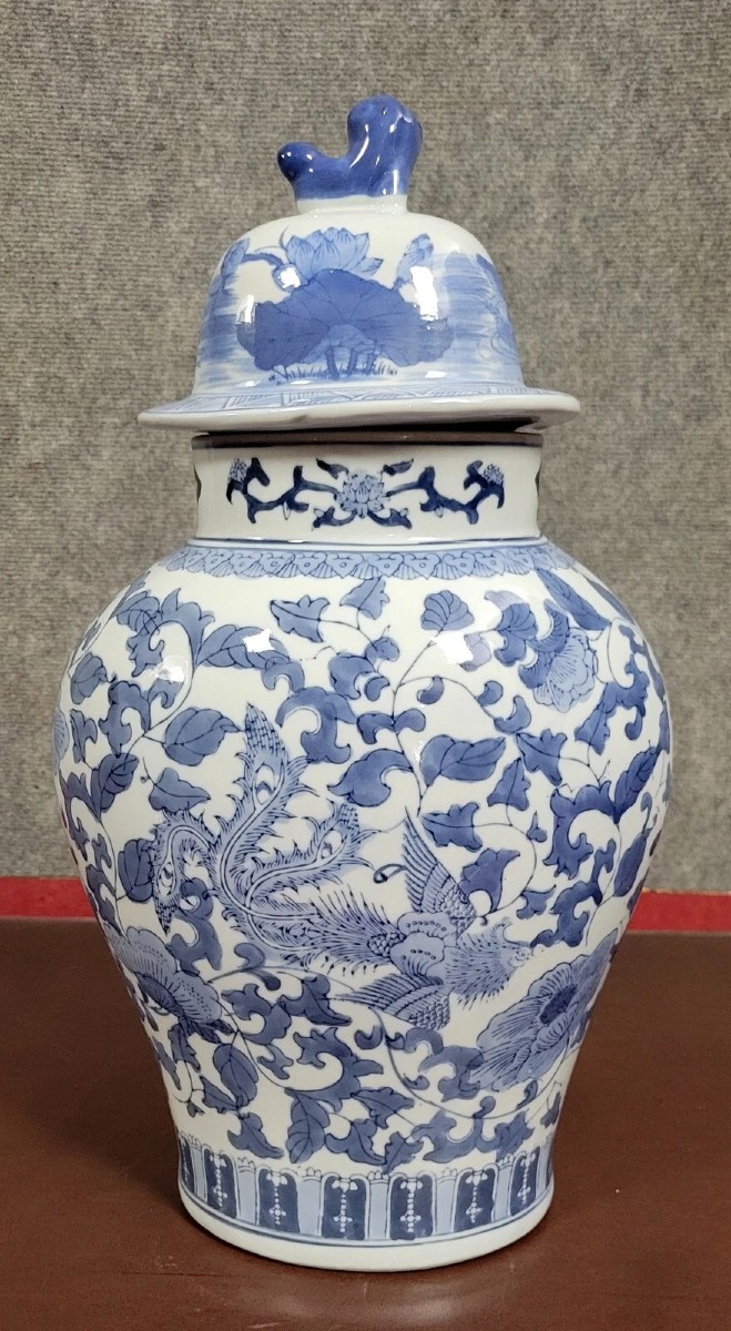 Asia 20th Century: Very Large Covered Porcelain Vase (ab)