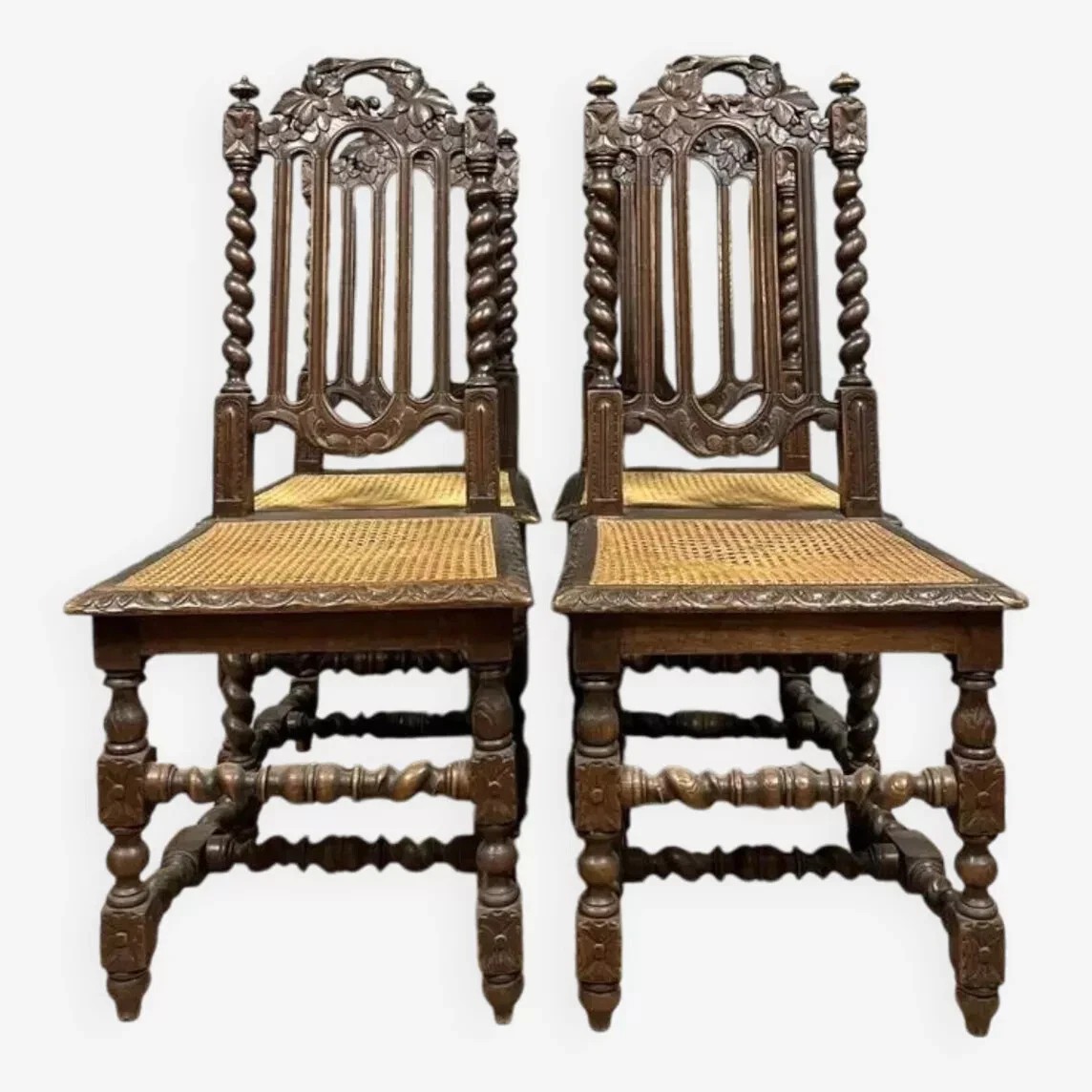 Série de 4 chaises de pavillon de Chasse style Renaissance en chêne sculpté vers 1850