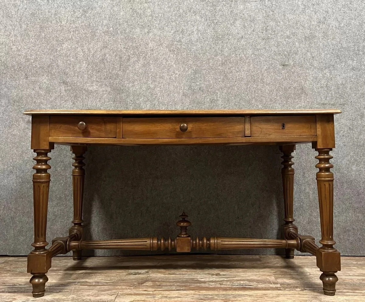Bureau plat de centre style louis XVI en noyer massif vers 1850