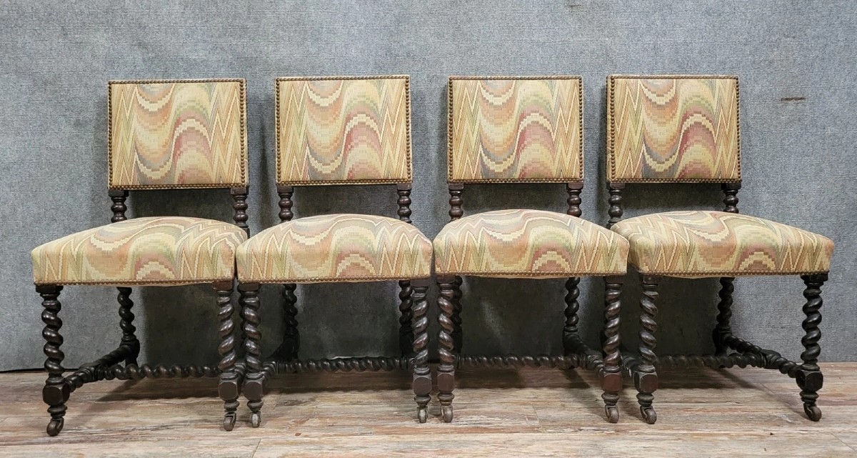 Suite de 4 chaises style Louis XIII en chene vers 1850