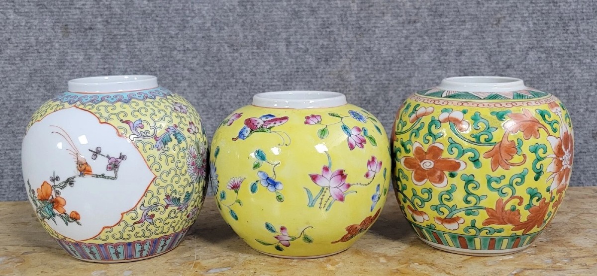 Asie XXeme : Trois piéces de forme en porcelaine