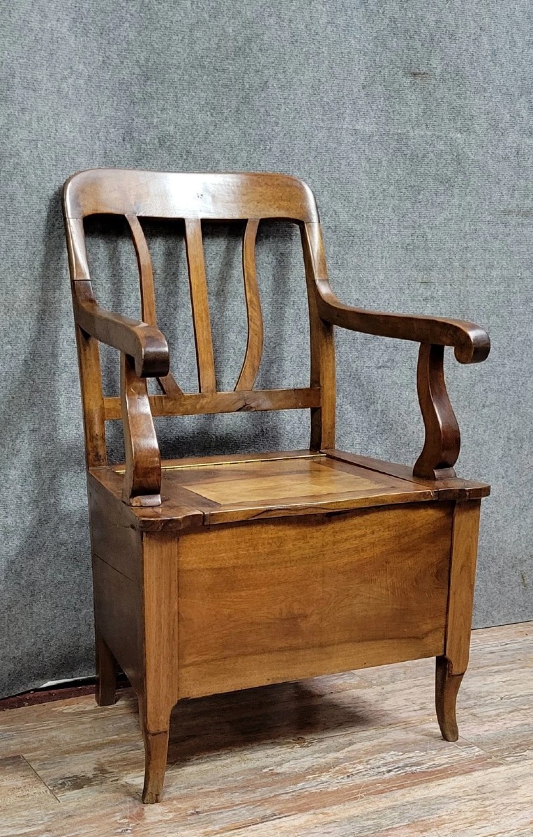 Fauteuil coffre époque Louis Philippe en noyer vers 1830