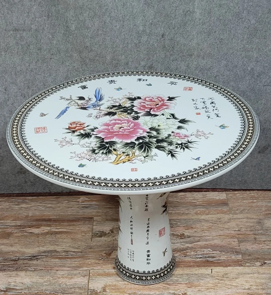 Asie XXeme : Table Ronde en porcelaine peinte a décors de fleurs et oiseaux