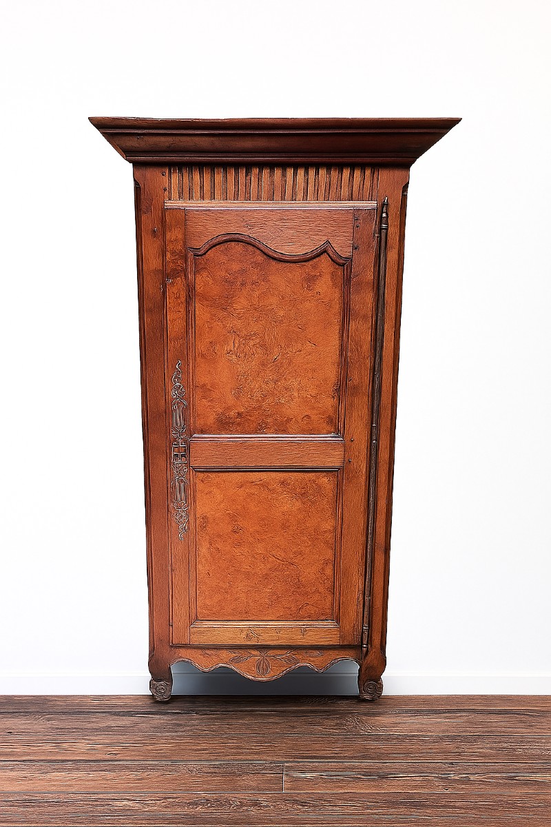 Louis XV Period Bonnetière In Walnut And Elm Circa 1750