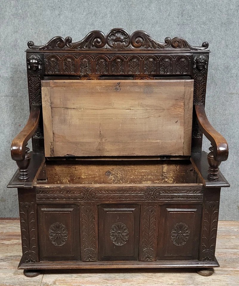 Banc Coffre d'apparat style Renaissance néo gotique en bois massif époque XIXeme-photo-3