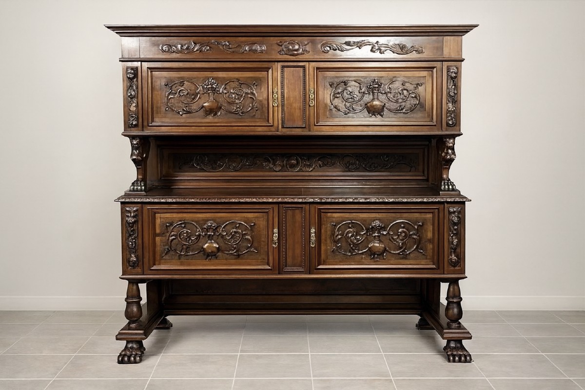 Important buffet de pavillon de chasse style Renaissance en bois entièrement sculpté 