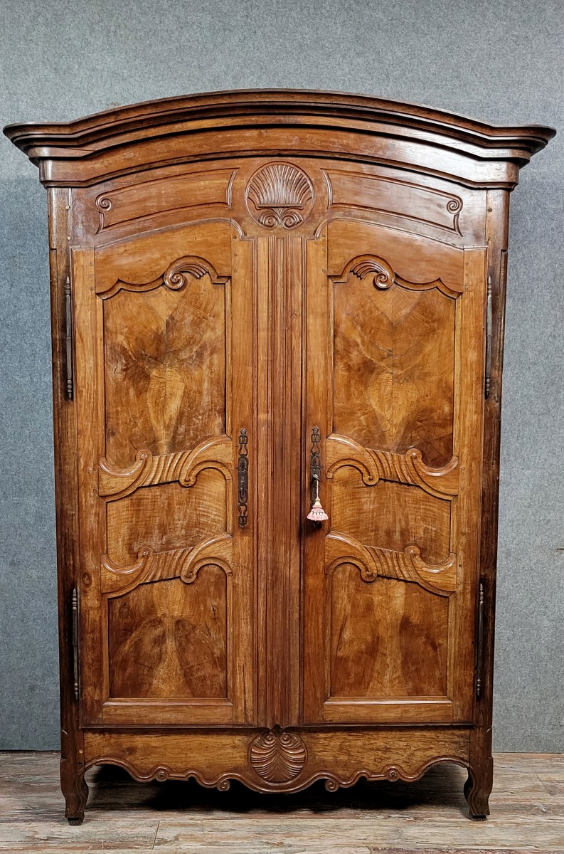 Armoire Charolaise époque Louis XV en noyer 
