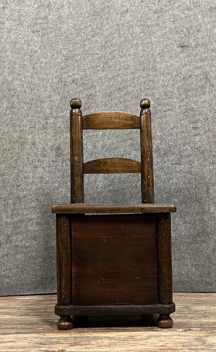 Travail d'art populaire fin XVIIIeme : fauteuil d'enfant dissimulant un coffre sous l'assise