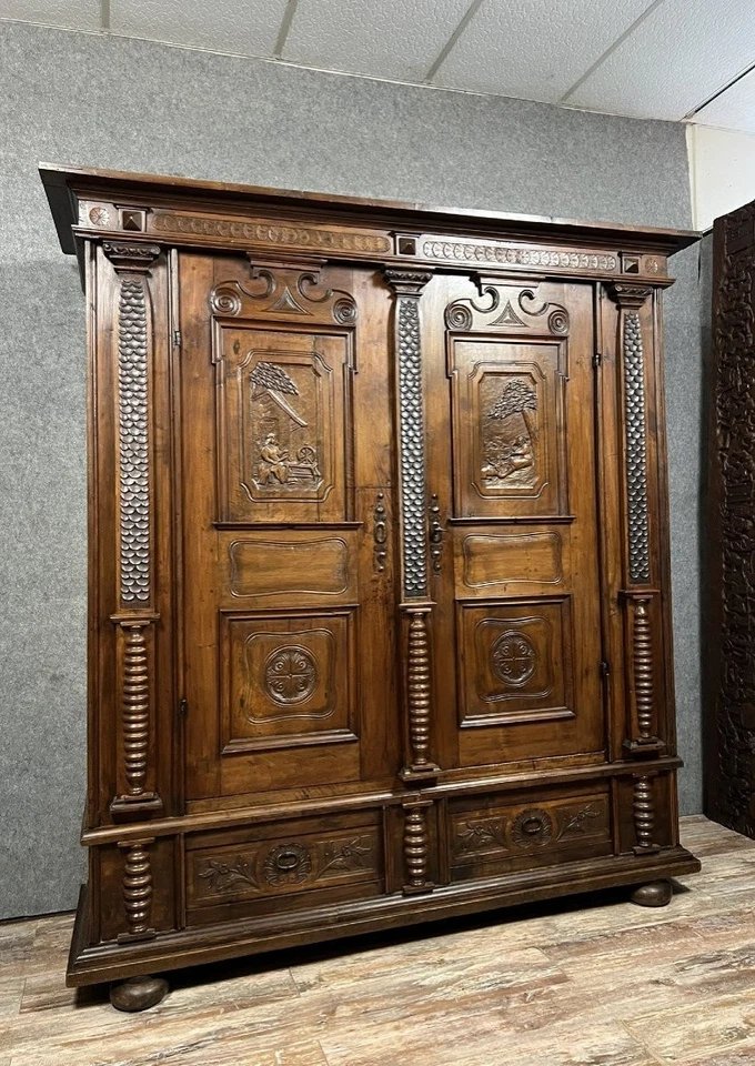 Armoire en bois mouluré et richement sculpté à décor de colonnes, de niches et de rinceaux-photo-2