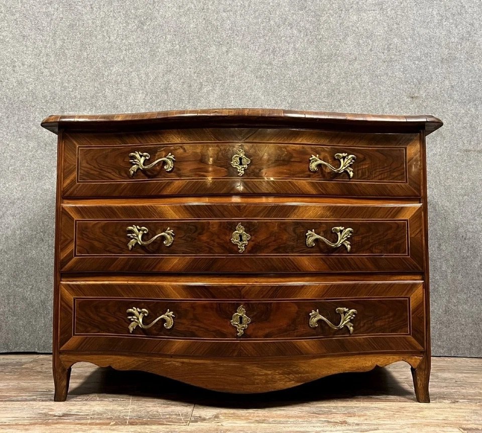 Commode galbée époque Louis XV en marqueterie de bois précieux vers 1750-photo-1