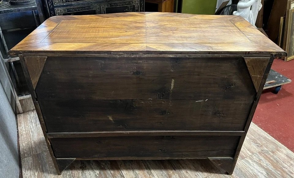 Commode galbée époque Louis XV en marqueterie de bois précieux vers 1750-photo-4