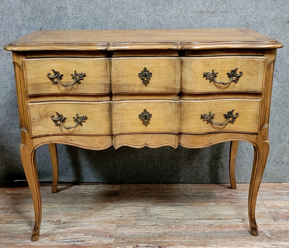 Commode sauteuse arbalette style Louis XV en merisier 